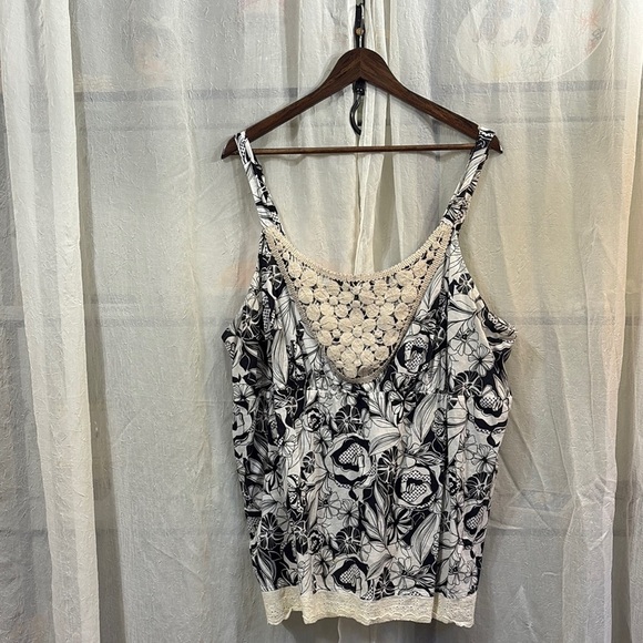 Venezia Lace Black and White Sleeveless Camisole​​ - Picture 1 of 5